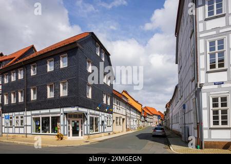 Duderstadt Duderstadt ist eine Stadt und selbständige Gemeinde im Landkreis Göttingen im südöstlichen Niedersachsen. Das überwiegend mittelalterliche Stadtbild wird geprägt von rund 600 Bürgerhäusern verschiedener Stilepochen hauptsächlich Fachwerkhäusern Duderstadt Niedersachsen Deutschland *** Duderstadt Duderstadt is a town and independent municipality in the district of Göttingen in south-eastern Lower Saxony The predominantly medieval townscape is characterized by around 600 town houses of various styles, mainly half-timbered houses Duderstadt Lower Saxony Germany Duderstadt 00116 Stock Photo