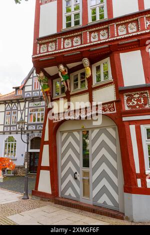 Duderstadt Duderstadt ist eine Stadt und selbständige Gemeinde im Landkreis Göttingen im südöstlichen Niedersachsen. Das überwiegend mittelalterliche Stadtbild wird geprägt von rund 600 Bürgerhäusern verschiedener Stilepochen hauptsächlich Fachwerkhäusern . Tabaluga Haus. Duderstadt Niedersachsen Deutschland *** Duderstadt Duderstadt is a town and independent municipality in the district of Göttingen in south-eastern Lower Saxony The predominantly medieval townscape is characterized by around 600 town houses of various styles, mainly half-timbered houses Tabaluga Haus Duderstadt Lower Saxony G Stock Photo