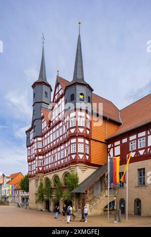 Duderstadt Duderstadt ist eine Stadt und selbständige Gemeinde im Landkreis Göttingen im südöstlichen Niedersachsen. Das überwiegend mittelalterliche Stadtbild wird geprägt von rund 600 Bürgerhäusern verschiedener Stilepochen hauptsächlich Fachwerkhäusern. Das historische Duderstädter Rathaus eines der ältesten in Deutschland. Duderstadt Niedersachsen Deutschland *** Duderstadt Duderstadt is a town and independent municipality in the district of Göttingen in south-eastern Lower Saxony The predominantly medieval townscape is characterized by around 600 town houses of various styles, mainly half Stock Photo