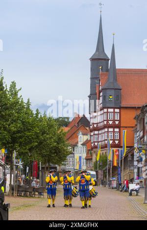 Duderstadt Duderstadt ist eine Stadt und selbständige Gemeinde im Landkreis Göttingen im südöstlichen Niedersachsen. Das überwiegend mittelalterliche Stadtbild wird geprägt von rund 600 Bürgerhäusern verschiedener Stilepochen hauptsächlich Fachwerkhäusern Die Stadtpfeiffer werben für das Schützenfest. Im Hintergrund das historische Rathaus. Duderstadt Niedersachsen Deutschland *** Duderstadt Duderstadt is a town and independent municipality in the district of Göttingen in south-eastern Lower Saxony The predominantly medieval townscape is characterized by around 600 town houses of various style Stock Photo