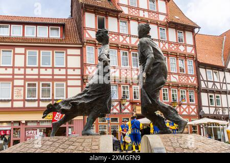 Duderstadt Duderstadt ist eine Stadt und selbständige Gemeinde im Landkreis Göttingen im südöstlichen Niedersachsen. Das überwiegend mittelalterliche Stadtbild wird geprägt von rund 600 Bürgerhäusern verschiedener Stilepochen hauptsächlich Fachwerkhäusern Die Stadtpfeiffer werben für das Schützenfest. Wiedervereinigungsbrunnen Karl Henning Seemann 1996, Marktstraße und historisches Hotel zur Tanne. Duderstadt Niedersachsen Deutschland *** Duderstadt Duderstadt is a town and independent municipality in the district of Göttingen in south-eastern Lower Saxony The predominantly medieval townscape Stock Photo