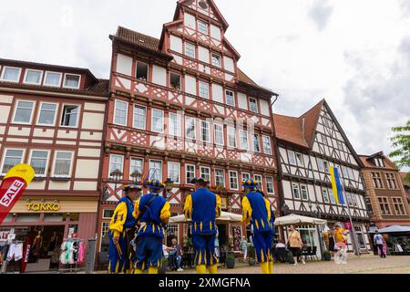 Duderstadt Duderstadt ist eine Stadt und selbständige Gemeinde im Landkreis Göttingen im südöstlichen Niedersachsen. Das überwiegend mittelalterliche Stadtbild wird geprägt von rund 600 Bürgerhäusern verschiedener Stilepochen hauptsächlich Fachwerkhäusern Die Stadtpfeiffer werben für das Schützenfest. Marktstraße und historisches Hotel zur Tanne Duderstadt Niedersachsen Deutschland *** Duderstadt Duderstadt is a town and independent municipality in the district of Göttingen in south-eastern Lower Saxony The predominantly medieval townscape is characterized by around 600 town houses of various Stock Photo