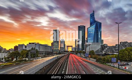 FRANCE. HAUTS-DE-SEINE (92) NEUILLY-SUR-SEINE. DISTRICT OF LA DEFENSE. THE TOWERS OF LA DEFENSE AND LA GRAND ARCHE AT SUNSET FROM THE PONT DE NEUILLY Stock Photo