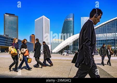 FRANCE. HAUTS-DE-SEINE (92) PUTEAUX. LA DEFENSE DISTRICT. PEOPLE WALKING ON THE FORECOURT OF LA DEFENSE, TOURS AND CNIT Stock Photo