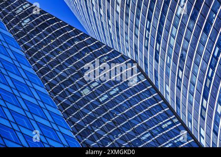 FRANCE. HAUTS-DE-SEINE (92) PUTEAUX. LA DEFENSE BUSINESS DISTRICT. REFLECTIONS IN THE PACIFIC AND SOCIETE GENERALE TOWERS Stock Photo