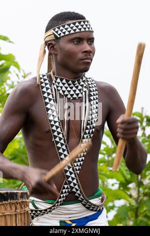 Rwanda, Virunga Lodge. Volcanoes Safaris Partnership Trust (VSPT) traditional cultural dance demonstration. Stock Photo