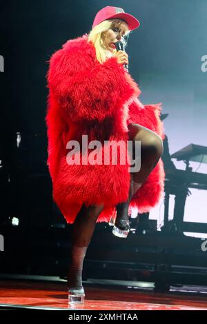 British singer songwriter and actor Paloma Faith Blomfield with backing ...