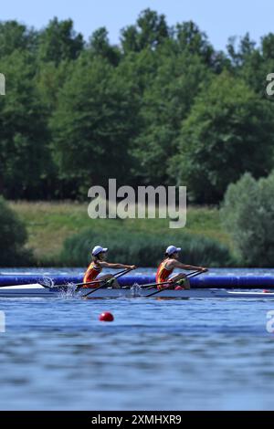 (240728) -- VAIRES-SUR-MARNE, July 28, 2024 (Xinhua) -- Zou Jiaqi (L ...
