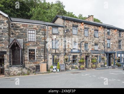 Picturesque village of Beddgelert & the Prince Llewelyn Hotel Beddgelert .........adjacent to the bridge over the River Colwyn. Stock Photo