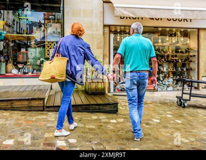 Couple window shopping hand in hand - Loches, Indre-et-Loire (37), France. Stock Photo
