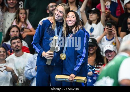 Nanterre, France. 28th July, 2024. HUSKE Torri of United States celebrates with his gold medal and WALSH Gretchen of United States celebrates his with his silver medal during the Swimming, WOMEN'S 100M BUTTERFLY FINAL, Olympic Games Paris 2024 on 28 July 2024 at Paris La Defense Arena in Nanterre, France - Photo Matthieu Mirville/DPPI Media/Panoramic Credit: DPPI Media/Alamy Live News Stock Photo