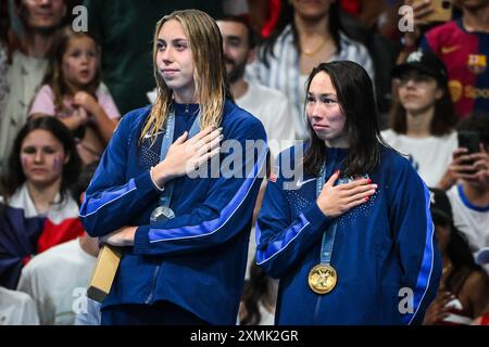 HUSKE Torri of United States celebrates with his gold medal and WALSH Gretchen of United States celebrates his with his silver medal during the Swimming, WOMEN&#39;S 100M BUTTERFLY FINAL, Olympic Games Paris 2024 on 28 July 2024 at Paris La Defense Arena in Nanterre, France Stock Photo