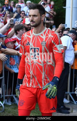 Sven Ulreich (FC Bayern Muenchen, #26) sitzend beim Training, mit Ball ...