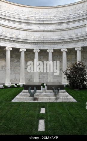 The graves of America's 29th president, Warren G. Harding, and First Lady Florence Harding, at the Harding Tomb in Marion, Ohio. Stock Photo