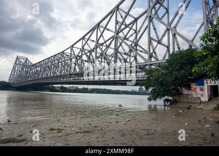 An iconic landmark in Kolkata, the Howrah Bridge is a huge steel bridge over the Hooghly River. It is considered to be one of the longest cantilever b Stock Photo