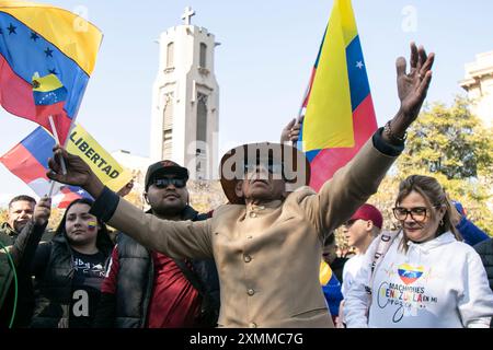 Santiago, Chile. 28th July, 2024. A man dances waiting for the results of the Venezuelan presidential election in Santiago, Chile, on July 28, 2024. Thousands of Venezuelans arrived at the Venezuelan embassy in Santiago, Chile to participate in the elections from abroad. (Photo by Jesus Martinez/Sipa USA) Credit: Sipa USA/Alamy Live News Stock Photo