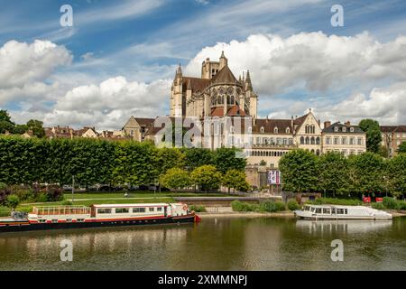 Cathedrale Saint-Etienne and River Yonne, Auxerre, Bourgogne, France Stock Photo