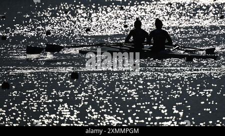 Vaires Sur Marne, France. 29th July, 2024. Olympics, Paris 2024, coxless pairs, women, athletes prepare for the competition. Credit: Sebastian Kahnert/dpa/Alamy Live News Stock Photo