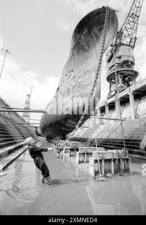 Derek Ottway prepares the submarine HMS Ocelot, the very last Royal Navy warship built at Chatham Dockyard, for preservation.    HMS Ocelot was launched in 1962 and clocked up over 90,000 miles and engaged in exercises and trials in nearly every corner of the world, including during the Cold War in the Arctic, Atlantic Ocean, Mediterranean and Baltic Seas. She remained in service until 1991. She is pictured here back at Chatham Dockyard where she was retired and preserved and is still there in 2022    16 August 1992    Picture by Roger Bamber Stock Photo