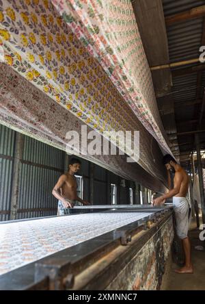Screenprint Bd Bangladeshi workers making manual screen printing, Dhaka Division ...