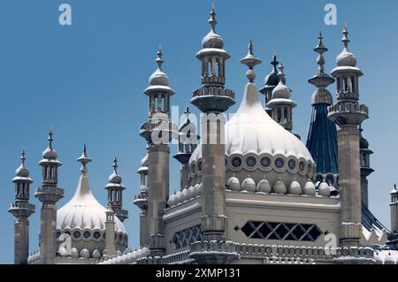 Picture by Roger Bamber : 2 February 2009 :  Snow covers the Domes and minarets of the Prince Regents Palace, the Brighton Royal Pavilion, East Sussex, UK. Stock Photo