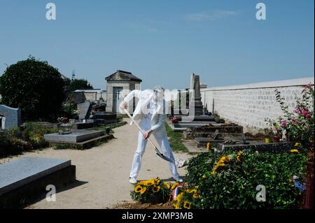 Jan Schmidt-Whitley/Le Pictorium ; Jan Schmidt-Whitley - Performance by Belarusian artist Alexei Kuzmich at Auvers-sur-Oise - 29/07/2024 - France/Ile-de-France (region)/Val-d'Oise - On Monday July 29, Belarusian artist Alexei Kuzmich staged a happening in the Auvers-sur-Oise cemetery in front of the tomb of painter Vincent van Gogh, symbolically digging him up and calling on the world's artists to 'wake up'. The artist is known in France for having carried out an action in front of the Elysee Palace in April 2021. His action was interrupted by the intervention of the gendarmes, who Stock Photo