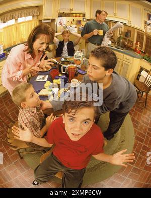 Malcolm in the Middle TV Series 2000 - 2006 USA 2000 Season 1 Jane Kaczmarek, Christopher Masterson, Bryan Cranston, Erik Per Sullivan, Frankie Muniz, Justin Berfield Stock Photo