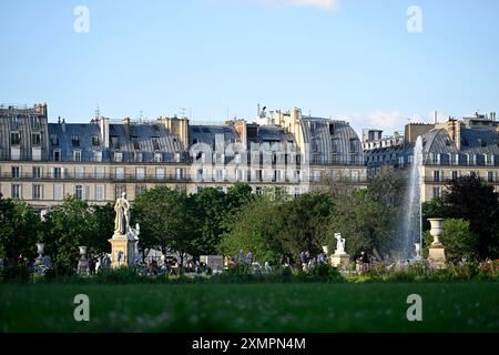 Paris (France): the “Jardin des Tuileries” botanical garden and buildings in the street “rue de Rivoli” in the 1st arrondissement (district) Stock Photo