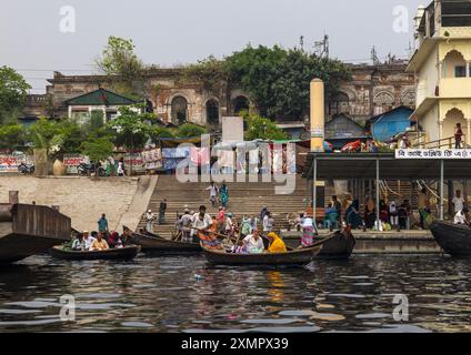 Bangladeshi people embarking on boats in Sadar Ghat, Dhaka Division, Keraniganj, Bangladesh Stock Photo