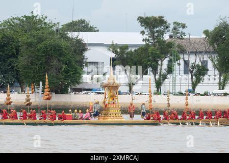 The Royal Thai Navy, Demonstration to view the People during the rehearsal on The three Royal Barges parade - the Suphannahong, the Narai Song Suban King Rama IX, and the Anantanakkharat on the Chao Phraya river and of chanting the rhythmic barge-rowing songs demonstrates, at the Ratchaworadit pier on Maha Rat Road in Bangkok on July 29, 2024. which are part of the Royal Barge Procession in honor of His Majesty the King on the occasion of His Majesty sixth-cycle (72nd) birthday anniversary, 28 July 2024. (Photo by Teera Noisakran/Sipa USA) Stock Photo