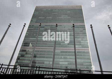 united nations headquarters building in new york (tall rectangular square office tower reflecting sky in glass windows) diplomat diplomatic meeting fa Stock Photo