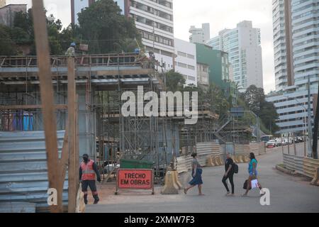 construction of exclusive lane of the brt system salvador, bahia, brazil - july 29, 2022: view of the construction site of the exclusive lane for the BRT transport system in the Lucaia channel region in Salvador. SALVADOR BAHIA BRAZIL Copyright: xJoaxSouzax 080423JOA010250 Stock Photo