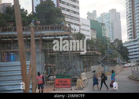 construction of exclusive lane of the brt system salvador, bahia, brazil - july 29, 2022: view of the construction site of the exclusive lane for the BRT transport system in the Lucaia channel region in Salvador. SALVADOR BAHIA BRAZIL Copyright: xJoaxSouzax 080423JOA010251 Stock Photo