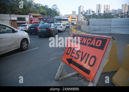 salvador, bahia, brazil - july 29, 2022: detour signage at the construction site of the exclusive lane for the BRT transport system in the Lucaia chan Stock Photo