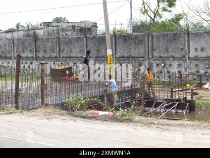 Bangladeshi workers repairing the road, Sylhet Division, Madhabpur, Bangladesh Stock Photo