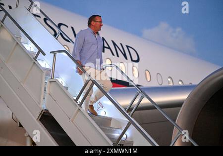 Honolulu, USA. 30th July, 2024. Defense Minister Boris Pistorius (SPD) arrives at Honolulu International Airport. The SPD politician is traveling to Hawaii, South Korea and the Philippines on a trip lasting several days and is also visiting the US-led Rim of the Pacific military exercise (RIMPAC, 26.06. to 02.08.2024). Credit: Soeren Stache/dpa/Alamy Live News Stock Photo