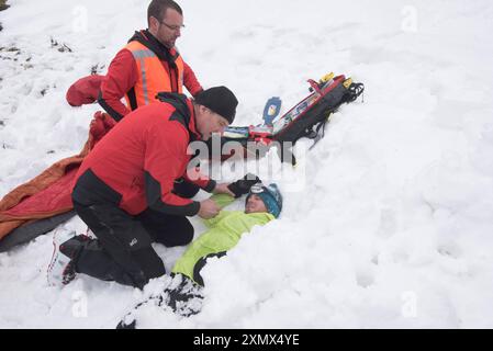 mountain rescue managing saving lifes in mountain areas mountain rescue saves lifes in mountain areas Stock Photo