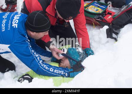 mountain rescue managing saving lifes in mountain areas mountain rescue saves lifes in mountain areas Stock Photo