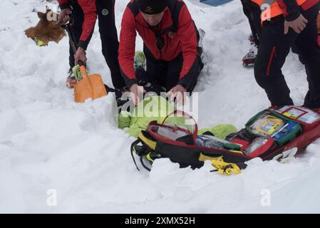 mountain rescue managing saving lifes in mountain areas mountain rescue saves lifes in mountain areas Stock Photo