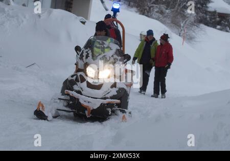 mountain rescue managing saving lifes in mountain areas mountain rescue saves lifes in mountain areas Stock Photo