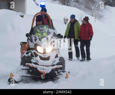 mountain rescue managing saving lifes in mountain areas mountain rescue saves lifes in mountain areas Stock Photo