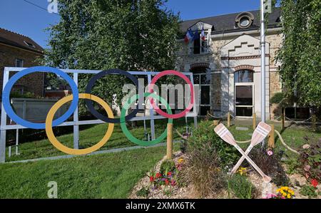 Paris, France. 29th July, 2024. Paris 2024 Olympic games. Canoe Slalom. Olympic Nautical Stadium. Paris. The Olympic rings outside the Hotel de Ville (Town hall) of Varies-sur-Marne in the Men's Kayak Single (MK1) competition during the 2024 Paris Olympics at Olympic Nautical Stadium, France. Credit: Sport In Pictures/Alamy Live News Stock Photo