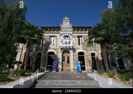 Paris, France. 29th July, 2024. Paris 2024 Olympic games. Canoe Slalom. Olympic Nautical Stadium. Paris. The Hotel de Ville (Town hall) of Varies-sur-Marne in the Men's Kayak Single (MK1) competition during the 2024 Paris Olympics at Olympic Nautical Stadium, France. Credit: Sport In Pictures/Alamy Live News Stock Photo