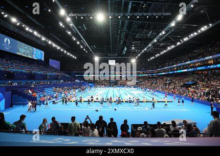 Paris, France. 30th July, 2024. Olympia, Paris 2024, view of the swimming pool in the Paris La Defense Arena. Credit: Michael Kappeler/dpa/Alamy Live News Stock Photo