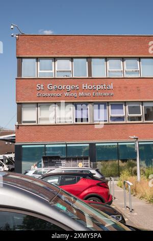 St George's Hospital Grosvenor Wing, Main Entrance, Blackshaw Road, Tooting, London, SW17, England, UK Stock Photo