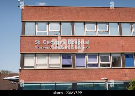 St George's Hospital Grosvenor Wing, Main Entrance, Blackshaw Road, Tooting, London, SW17, England, UK Stock Photo