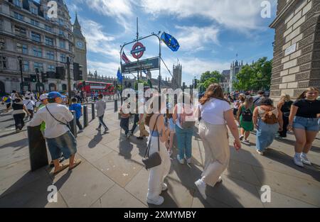 Westminster, London, UK. 30th July, 2024. Tourists in Westminster enjoy the hottest day of the year in London. Credit: Malcolm Park/Alamy Live News Stock Photo