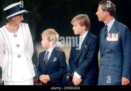 19-08-1995 Londra Archivio Storico Olycom/LaPresse Henry, duca di Sussex, meglio noto come Harry (Henry Charles Albert David; Londra, 15 settembre 1984), è un nobile e militare britannico, principe e membro della famiglia reale britannica, quinto in linea di successione al trono del Regno Unito e dei reami del Commonwealth, dopo il fratello e i nipoti. Ha ricoperto il grado di maggiore nel reggimento dell'Household Cavalry (Blues and Royals) dell'esercito britannico. È il figlio secondogenito del re Carlo III del Regno Unito e di Diana Spencer (1961-1997), nonché il quarto nipote della regina Stock Photo