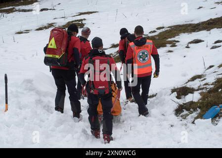 mountain rescue managing saving lifes in mountain areas mountain rescue saves lifes in mountain areas Stock Photo