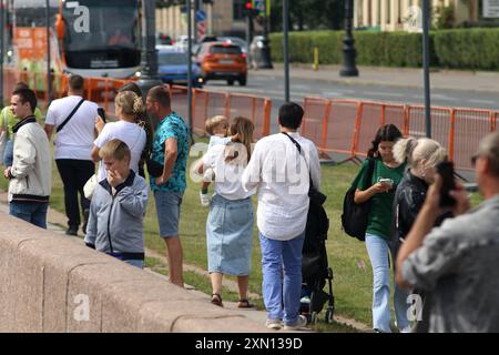 Saint Petersburg, Russia. 30th July, 2024. People walk along the embankment in Saint Petersburg, Russia. (Photo by Maksim Konstantinov/SOPA Images/Sipa USA) Credit: Sipa USA/Alamy Live News Stock Photo